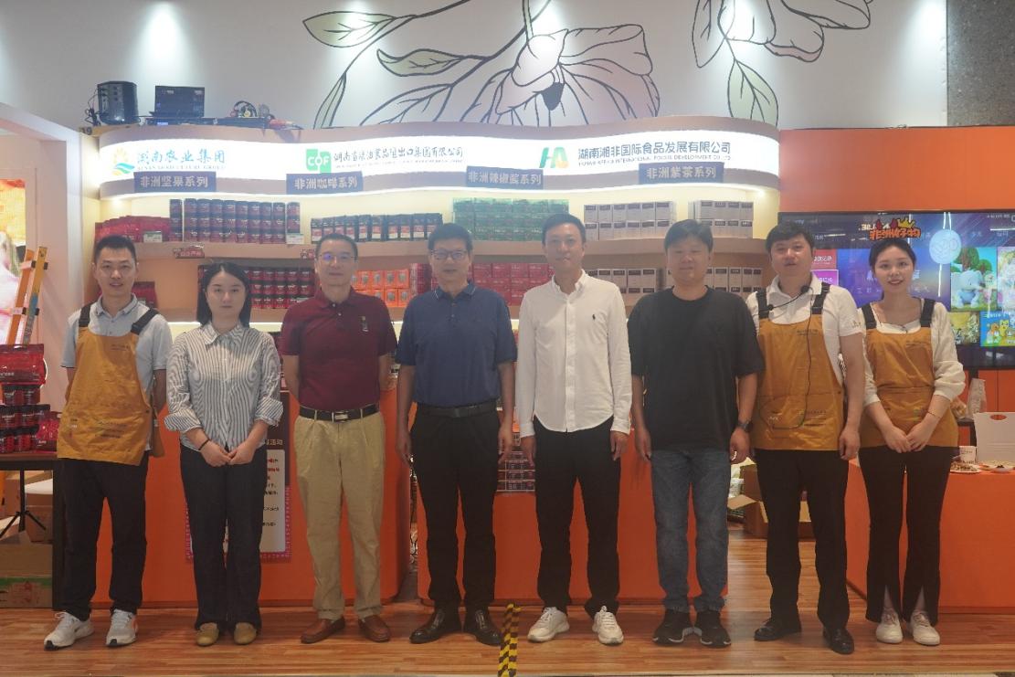 湖南農(nóng)業(yè)集團黨委書記、董事長龔小波一行到糧油進出口集團“非洲好物快閃店”調研并看望慰問一線員工